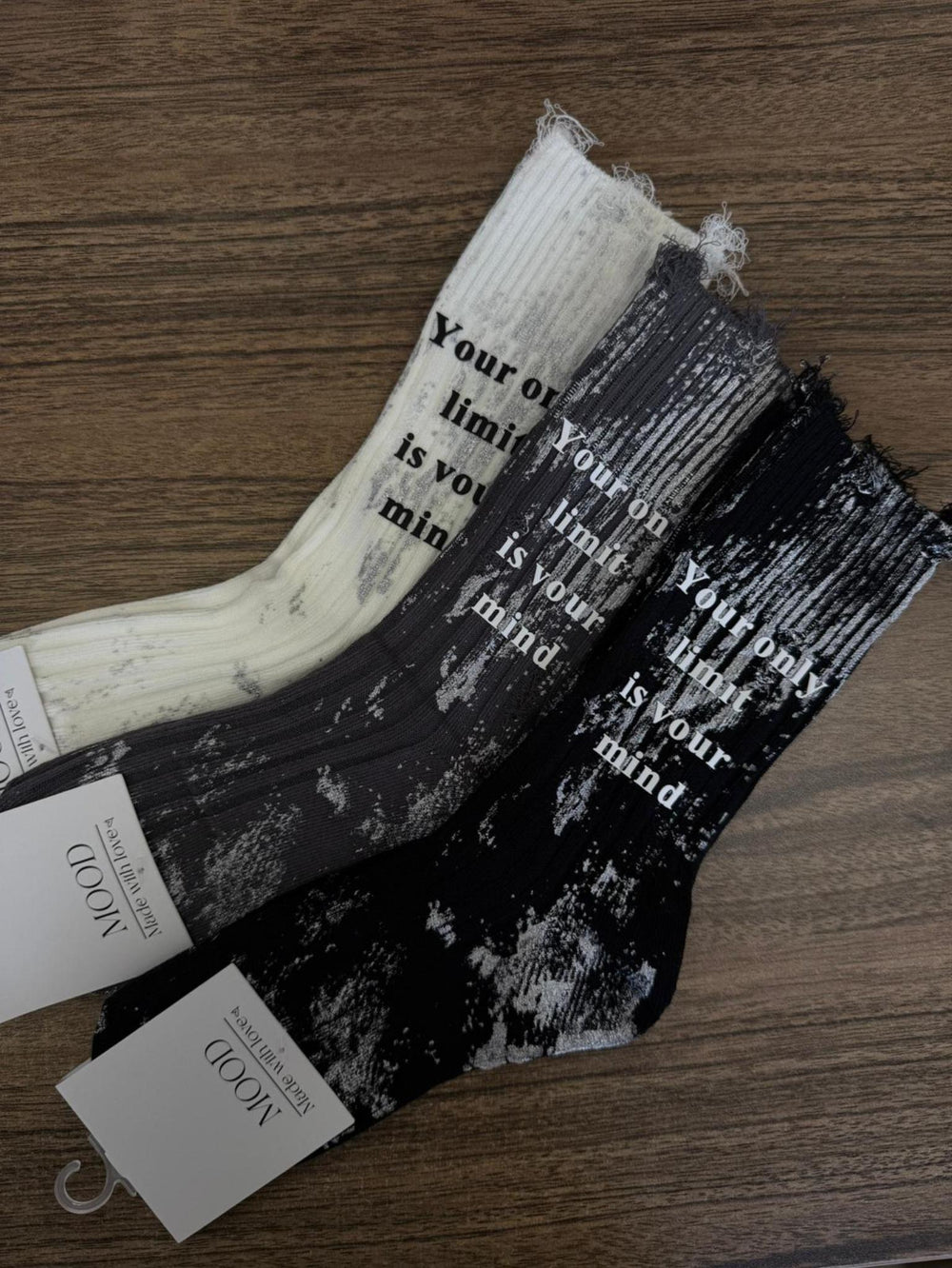 גרביים ארוכות - כיתוב