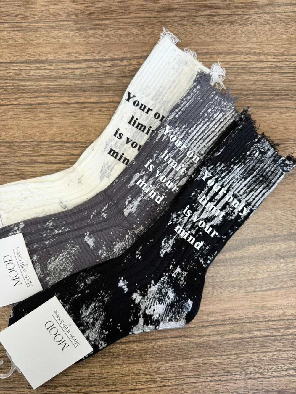 גרביים ארוכות - כיתוב