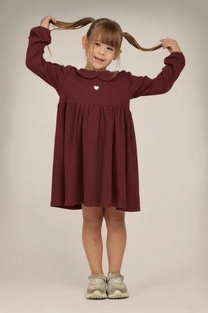 שמלה ריב עם רקמת לב וצווארון מלמלה לילדות