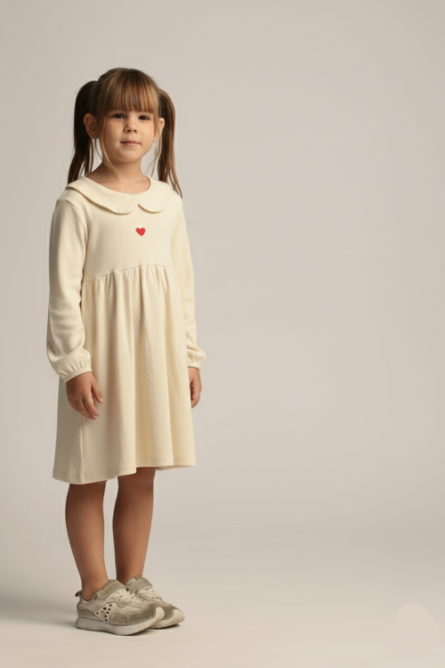 שמלה ריב עם רקמת לב וצווארון מלמלה לילדות