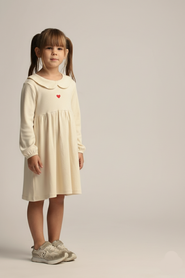 שמלה ריב עם רקמת לב וצווארון מלמלה לילדות