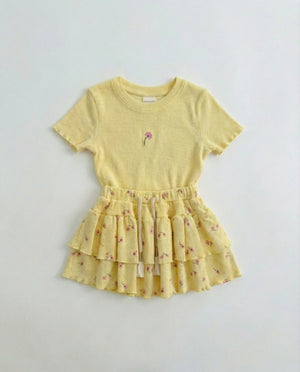 חליפה עם חצאית לילדות מבד ריב פרחונית